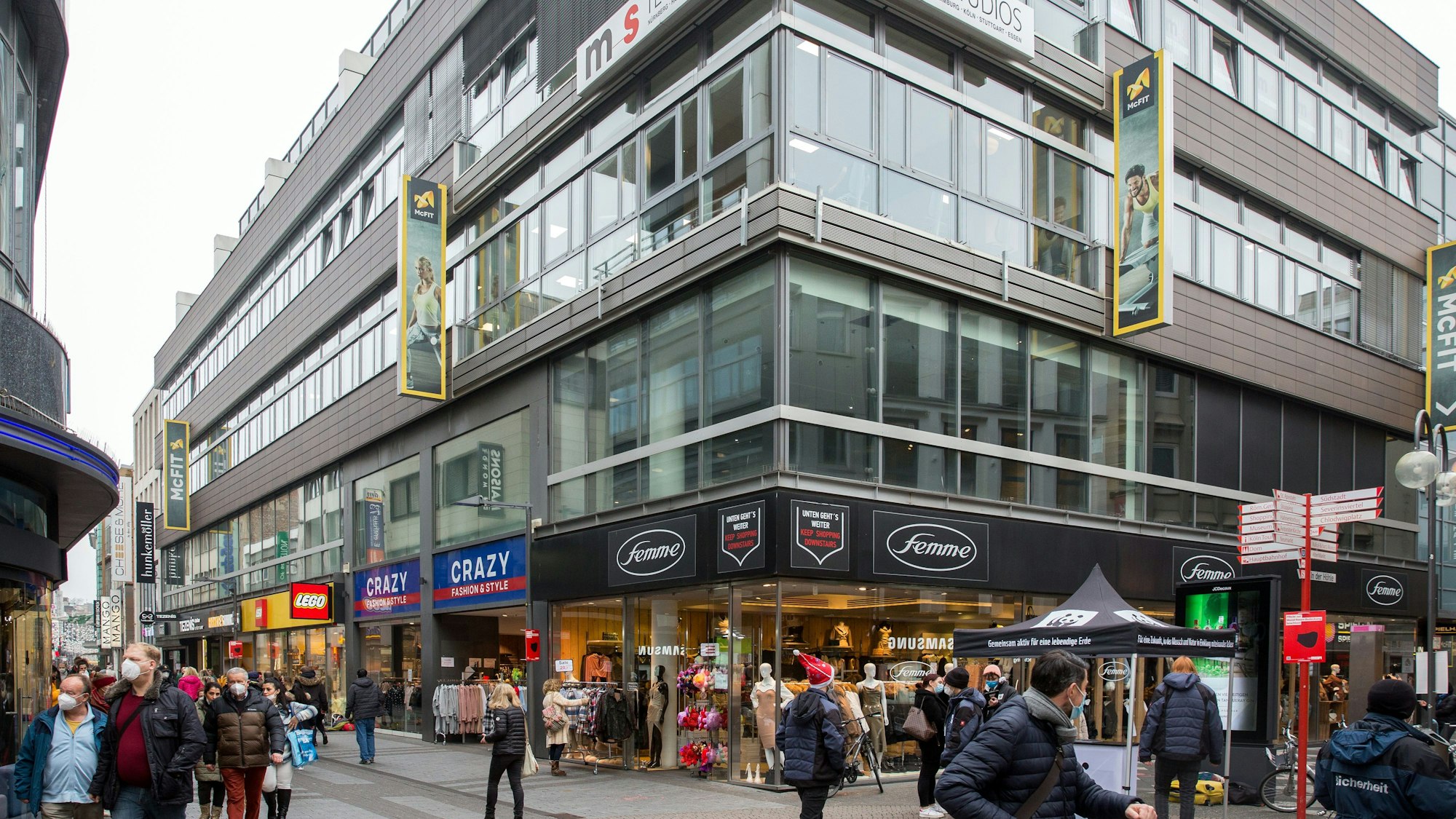 Das Bild zeigt ein Geschäftshaus in der Hohe Straße und viele Passanten.