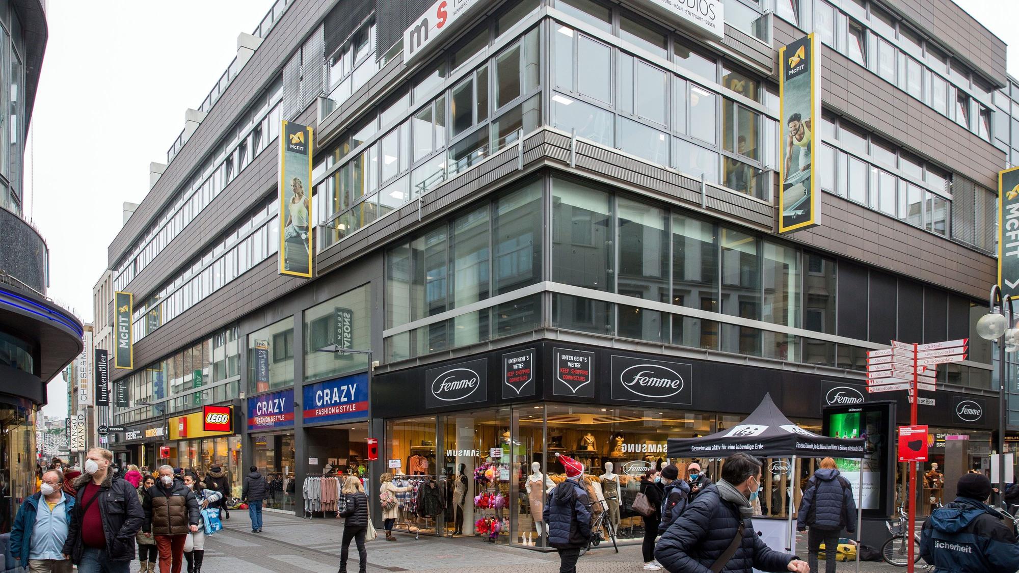 Zu sehen ist ein Bürogebäude auf der Hohe Straße 68-82 in Köln, in das die Stadtbibliothek übergangsweise einziehen wird.