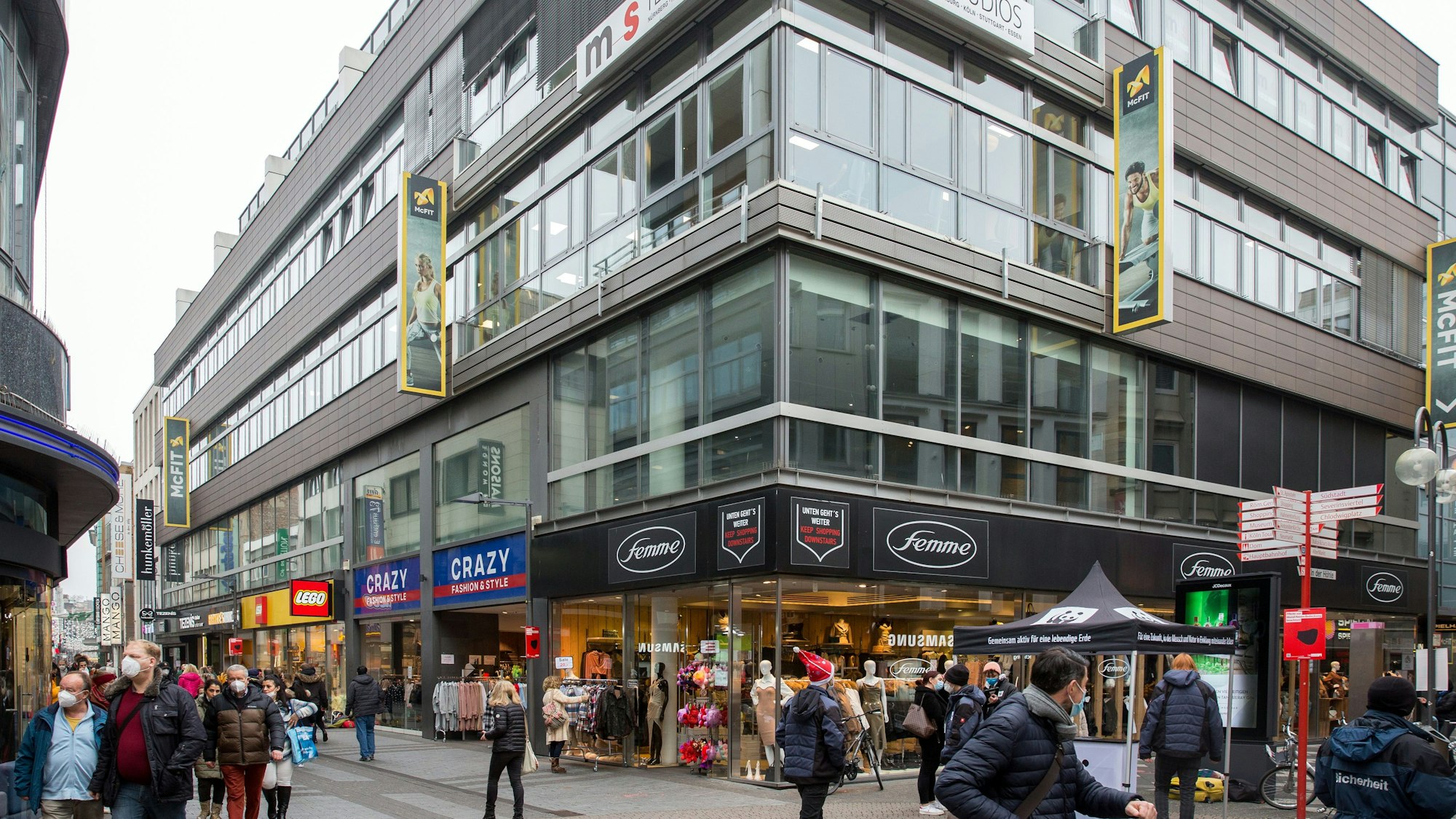 Zu sehen ist ein Bürogebäude auf der Hohe Straße 68-82 in Köln, in das die Stadtbibliothek übergangsweise einziehen wird.