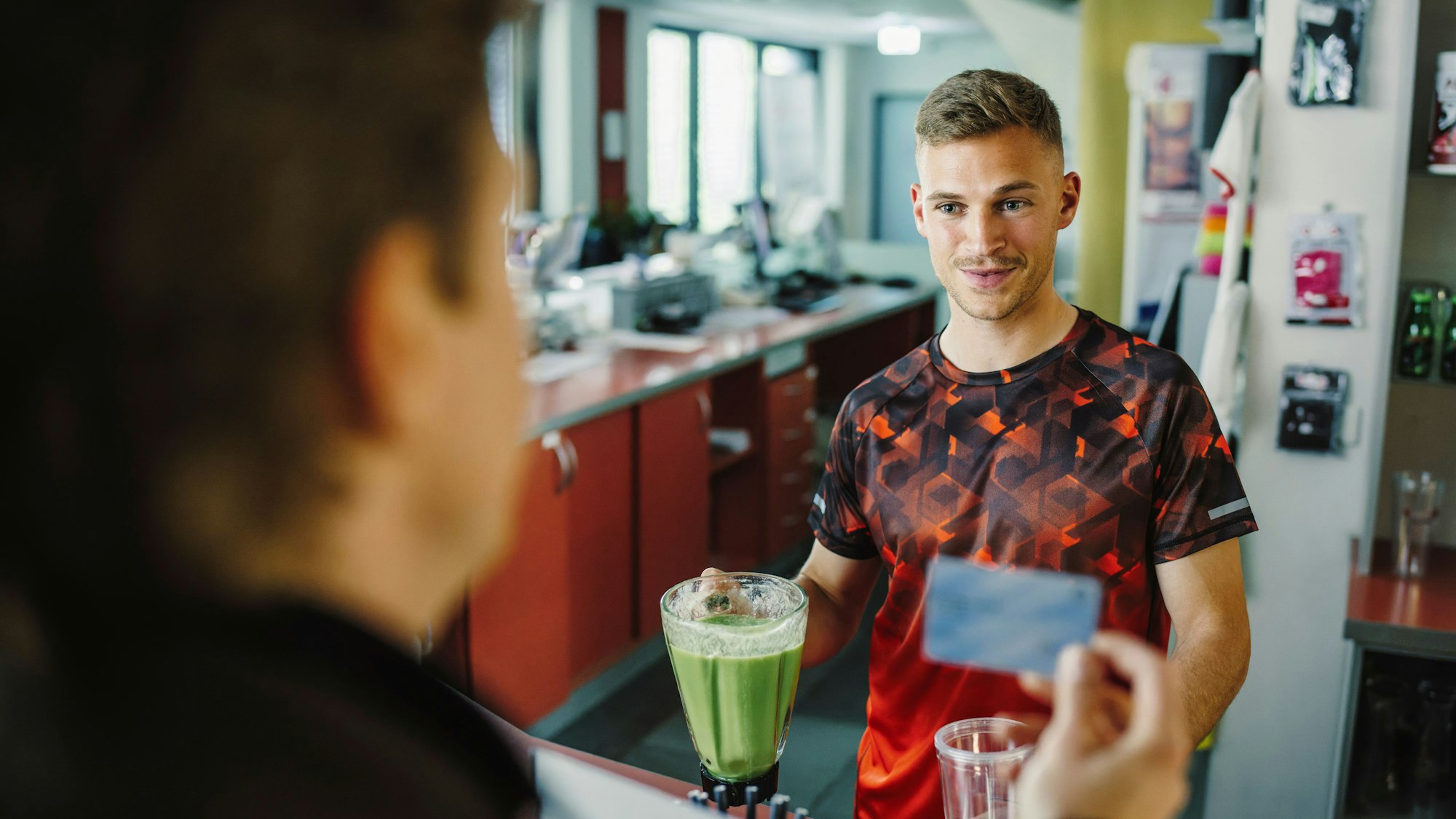 Fitnesstrainer Kenny (Joshua Kimmich, r) spricht mit Kalli Hammermann (Ferdinand Hofer) - eine Szene aus «Tatort: Hackl» (undatiert).