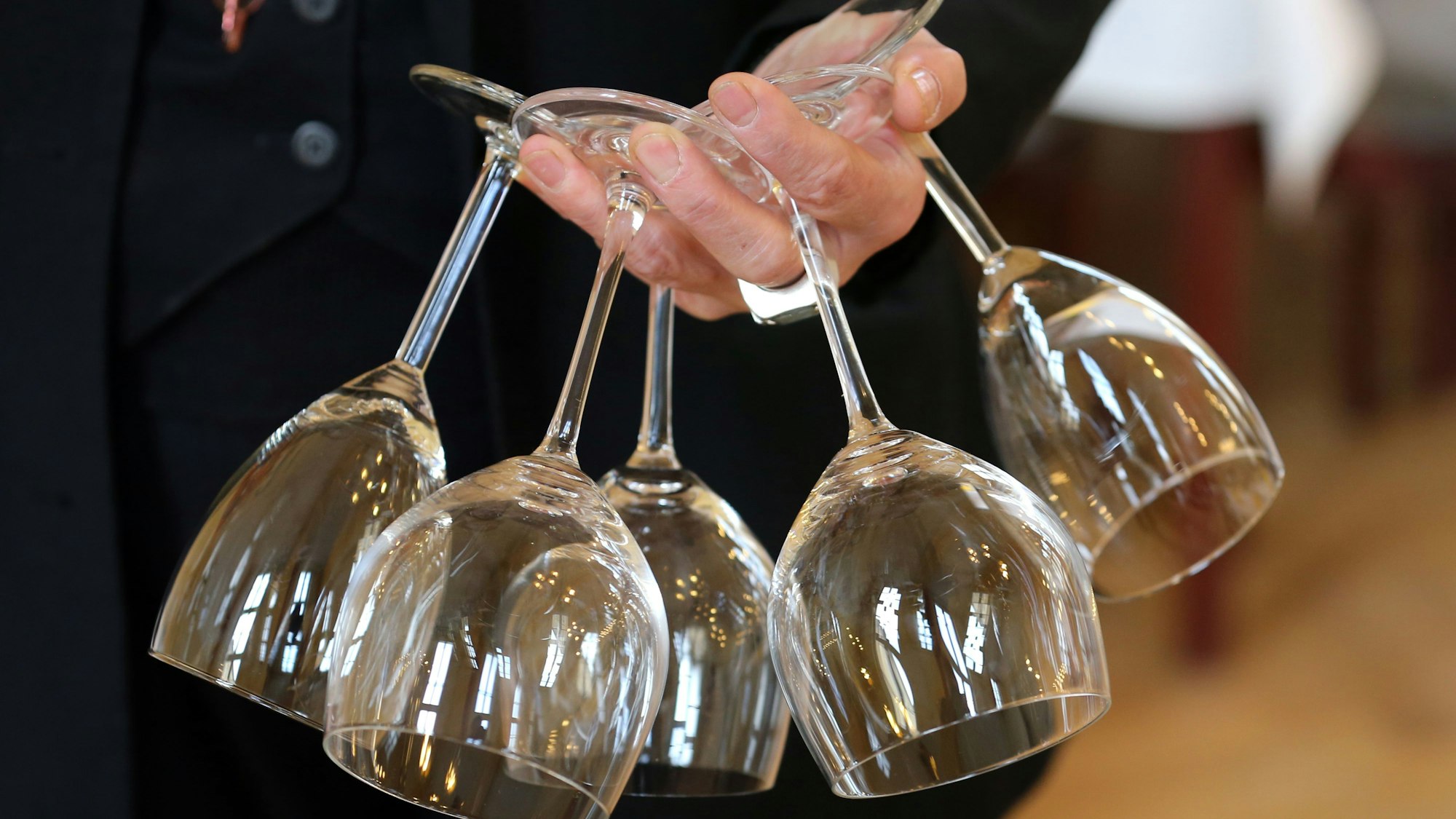 Das Foto zeigt eine Kellnerin. Auch Gaststätten in Kürten sollen sich an der neuen Einkaufskarte beteiligen.