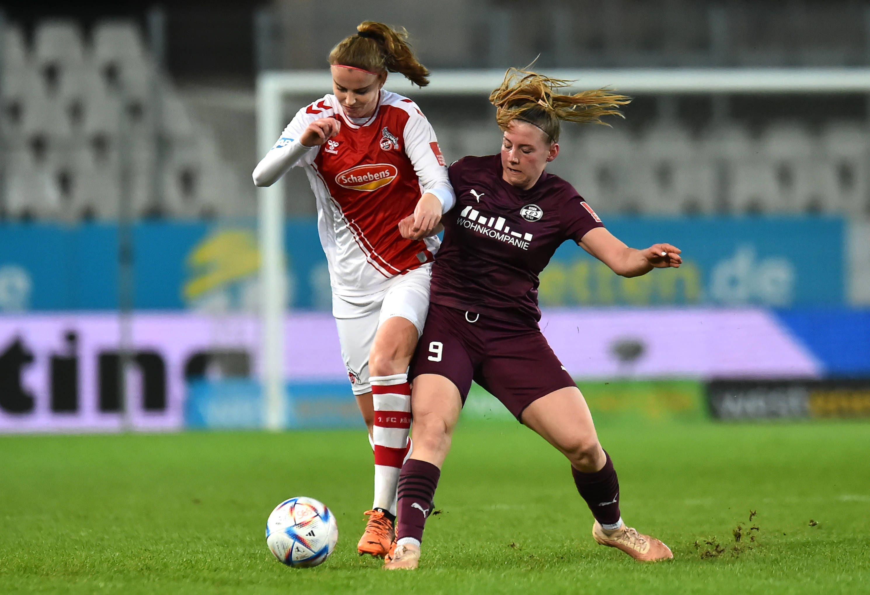 Im Freitagsspiel der Frauen-Bundesliga kämpfen Myrthe Moorrees aus Köln und Essens Ramona Maier um den Ball.