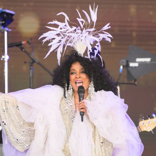 Diana Ross mit Federn im Haar.