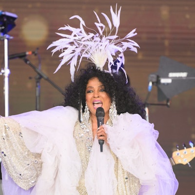 Diana Ross mit Federn im Haar.