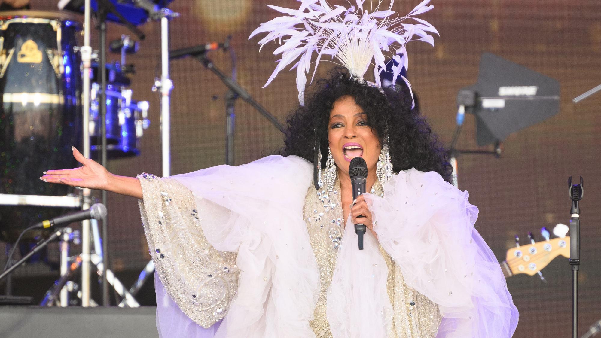 Diana Ross mit Federn im Haar.