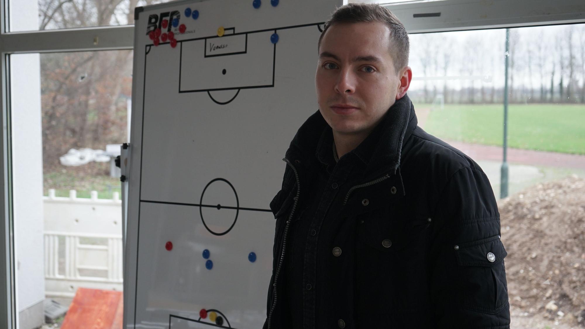 Das Bild zeigt Philipp Berger vor einer Magnettafel im Vereinsheim.