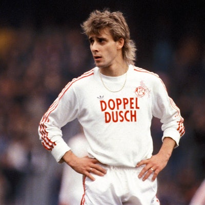Pierre Littbarski steht im Müngersdorfer Stadion.