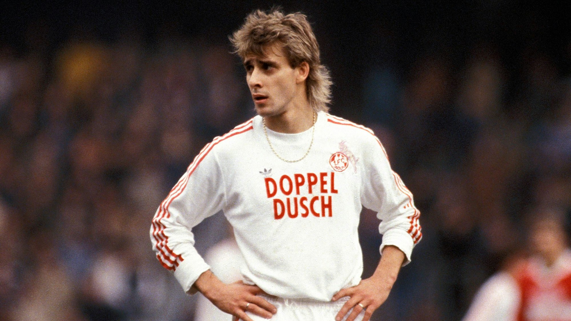 Pierre Littbarski steht im Müngersdorfer Stadion.