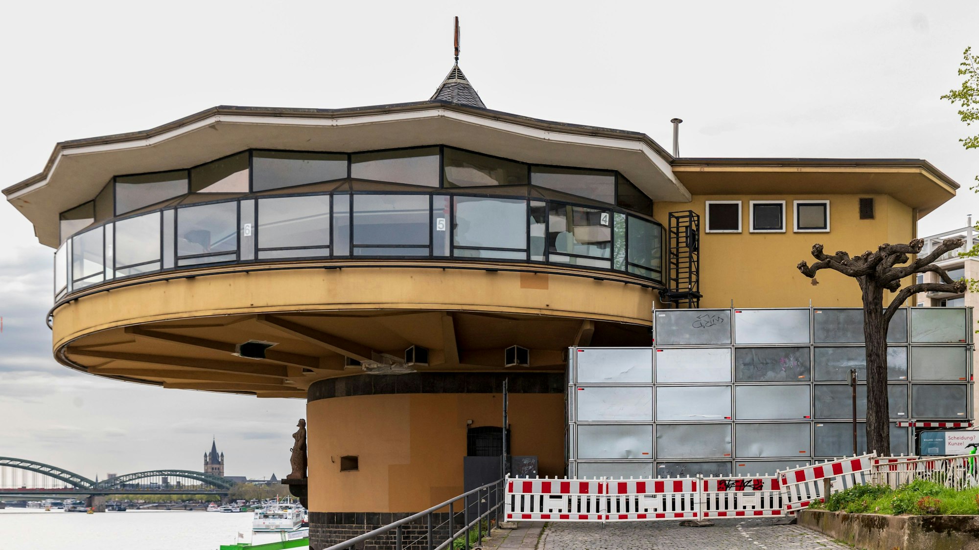 Außenansicht der Bastei am Rheinufer – Die Bastei wird eingerüstet.