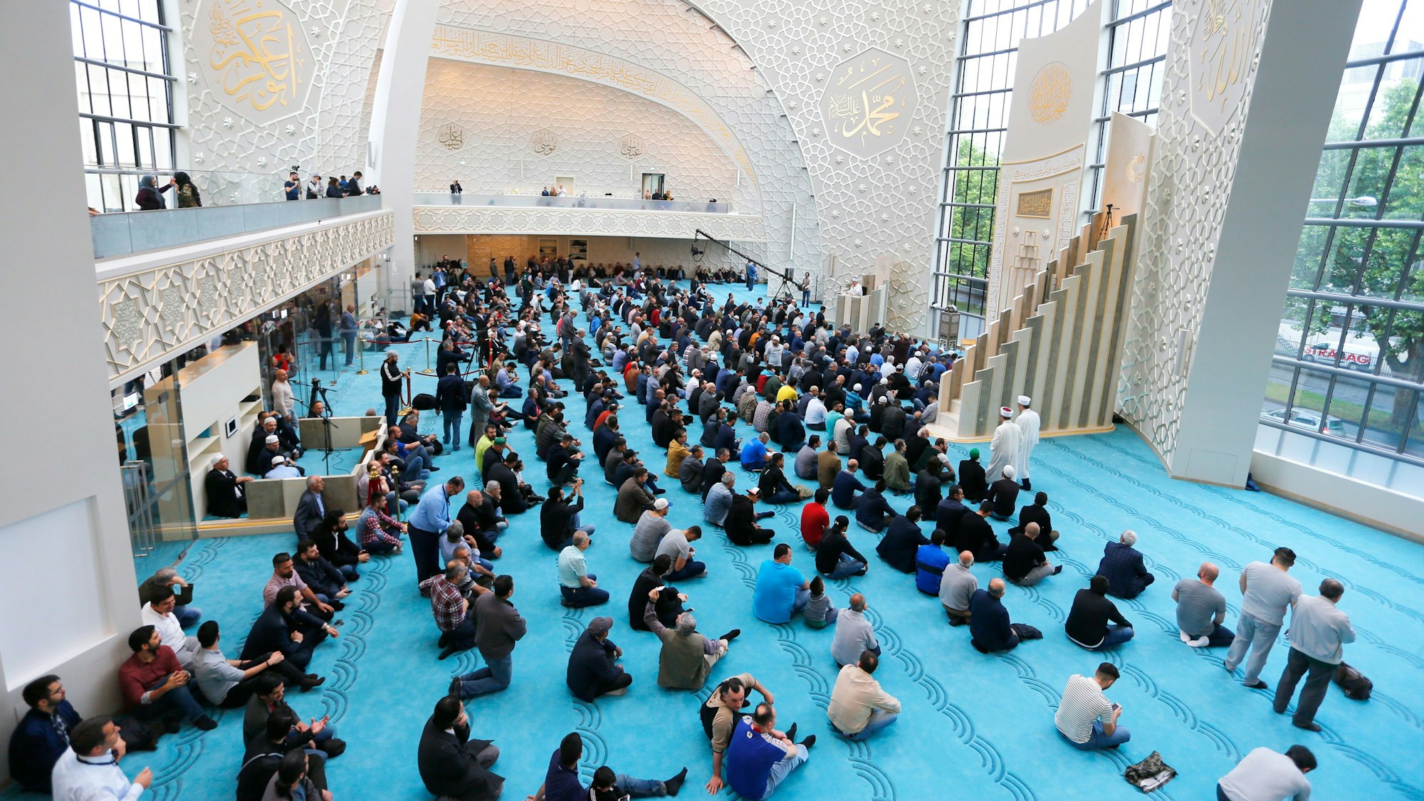 Muslime beten das Freitagsgebet in der Ditib-Moschee in Köln-Ehrenfeld.