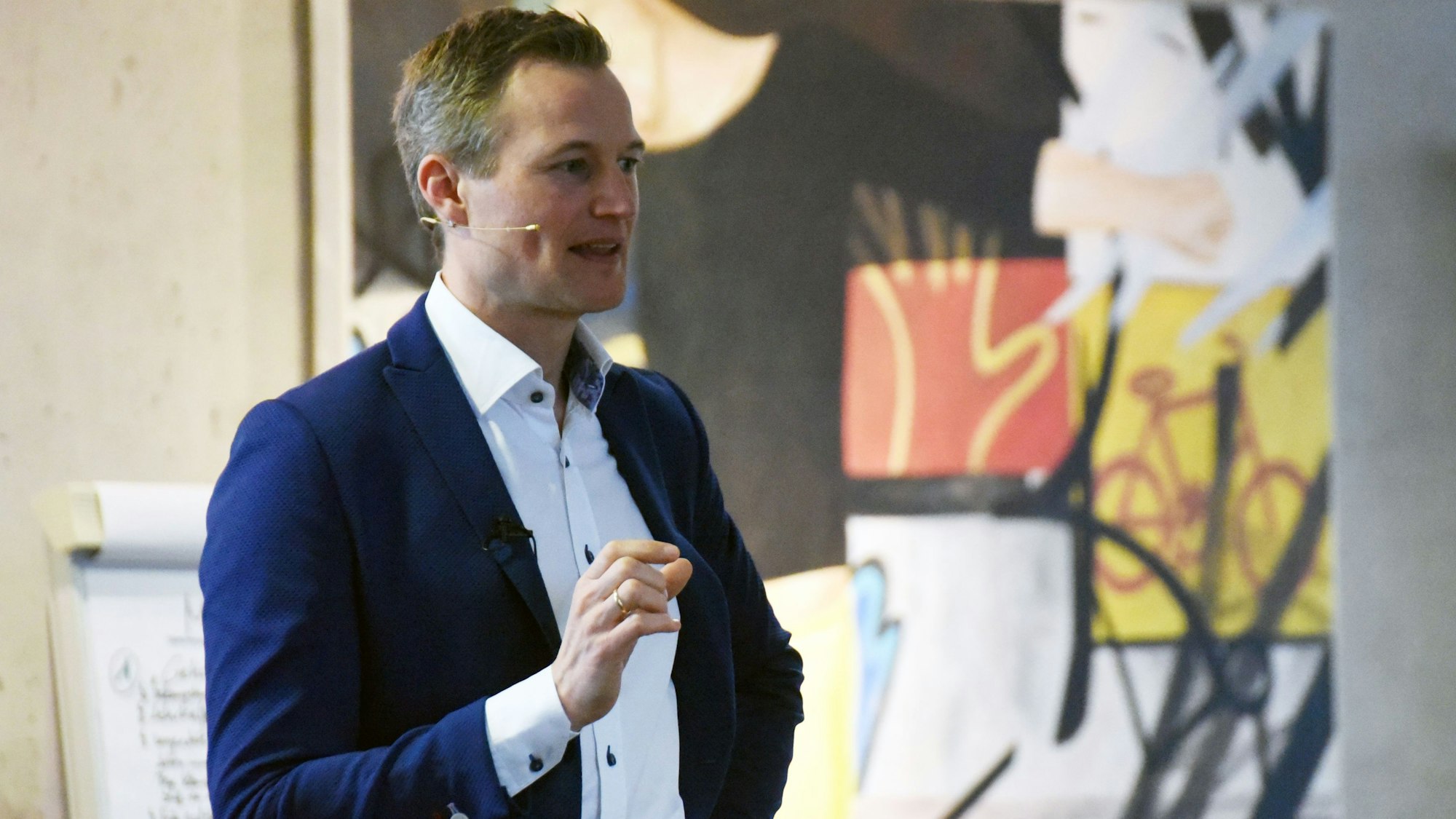 Der Jugendforscher Simon Schnetzer redet im Kaufmännischen Berufskolleg Gummersbach.