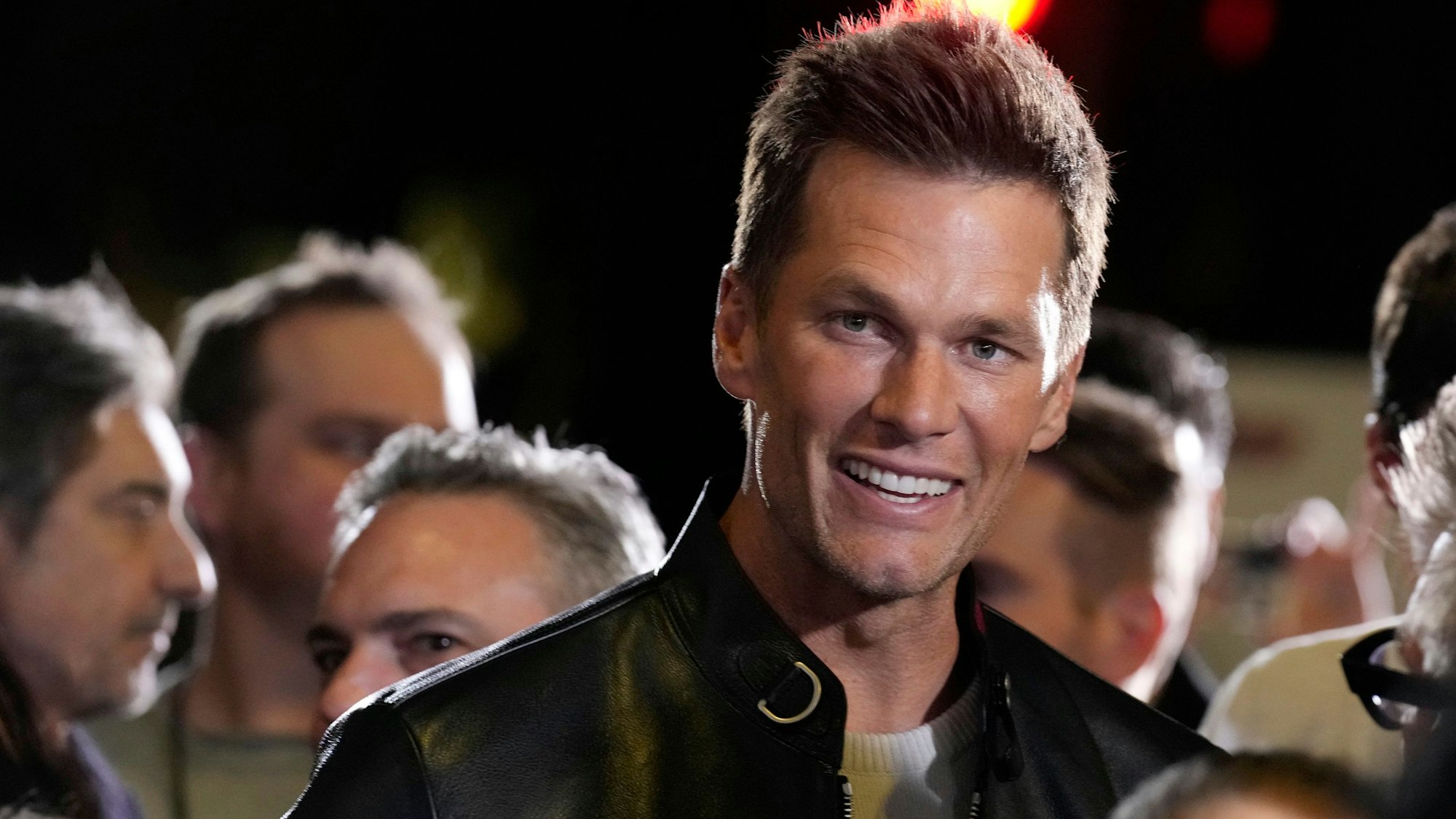 Tom Brady lacht in die Kamera