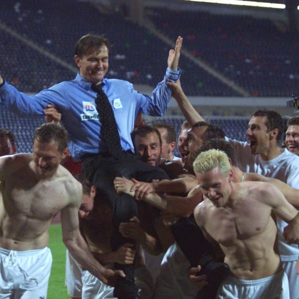 Die Spieler des 1. FC Köln heben ihren Trainer Ewald Lienen hoch.