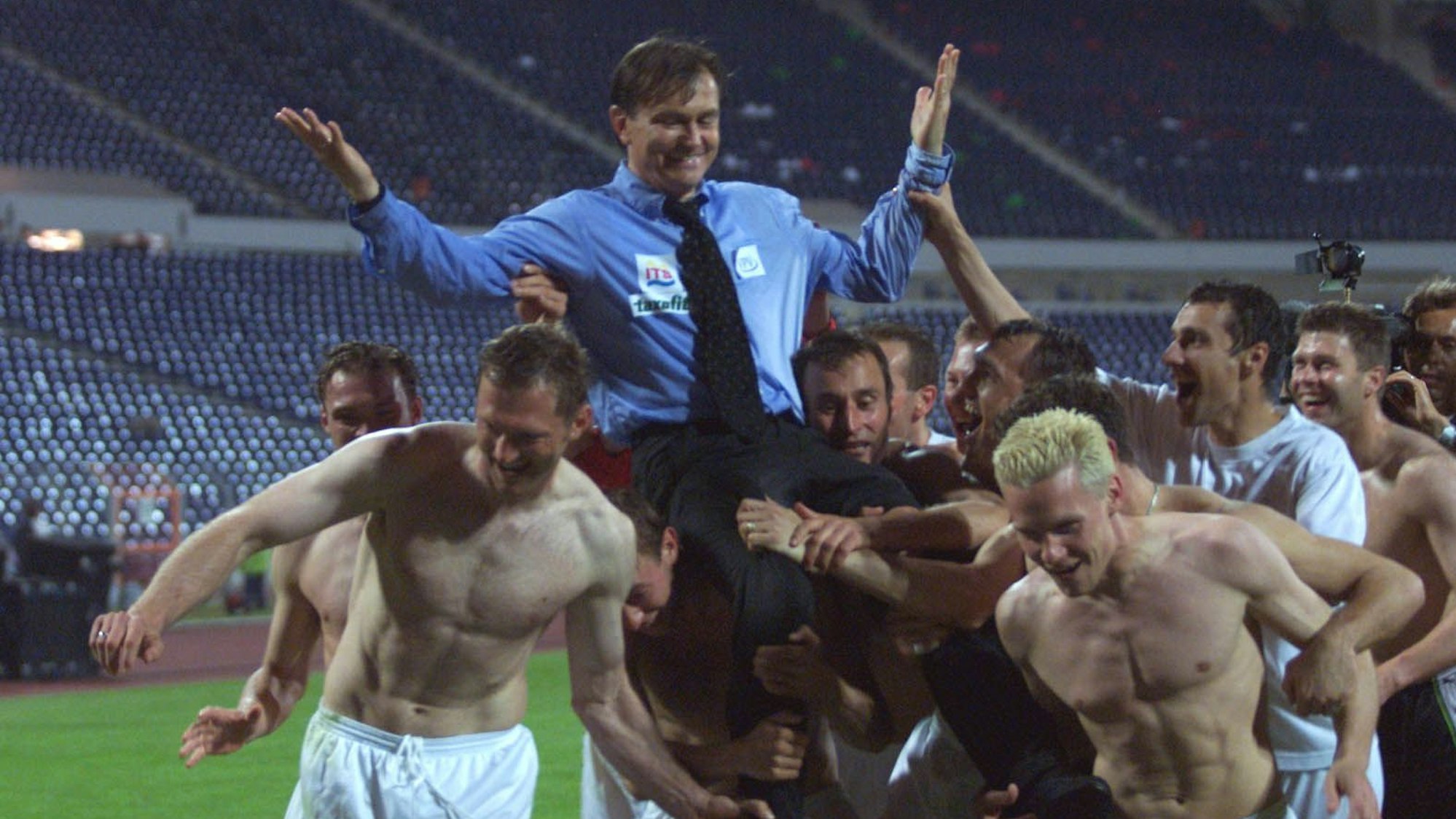 Die Spieler des 1. FC Köln heben ihren Trainer Ewald Lienen hoch.