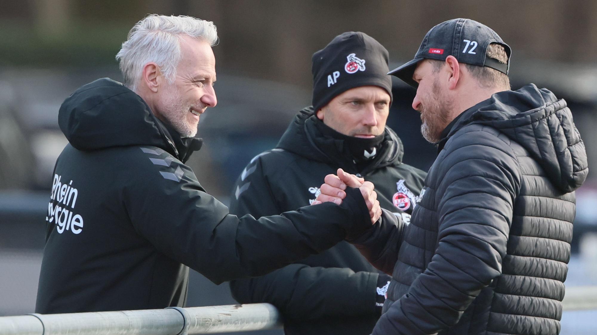 Mark Zimmermann, Andre Pawlak und Steffen Baumgart stehen am Geißbockheim zusammen.
