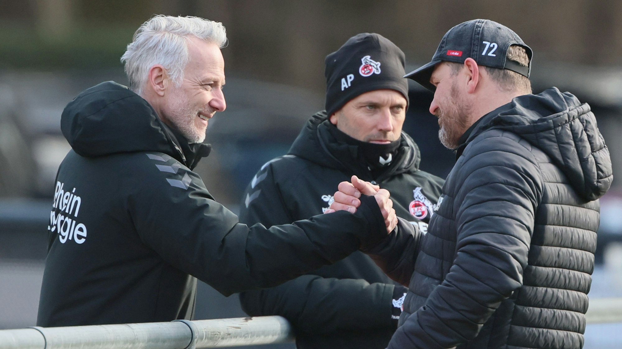 Mark Zimmermann, Andre Pawlak und Steffen Baumgart stehen am Geißbockheim zusammen.