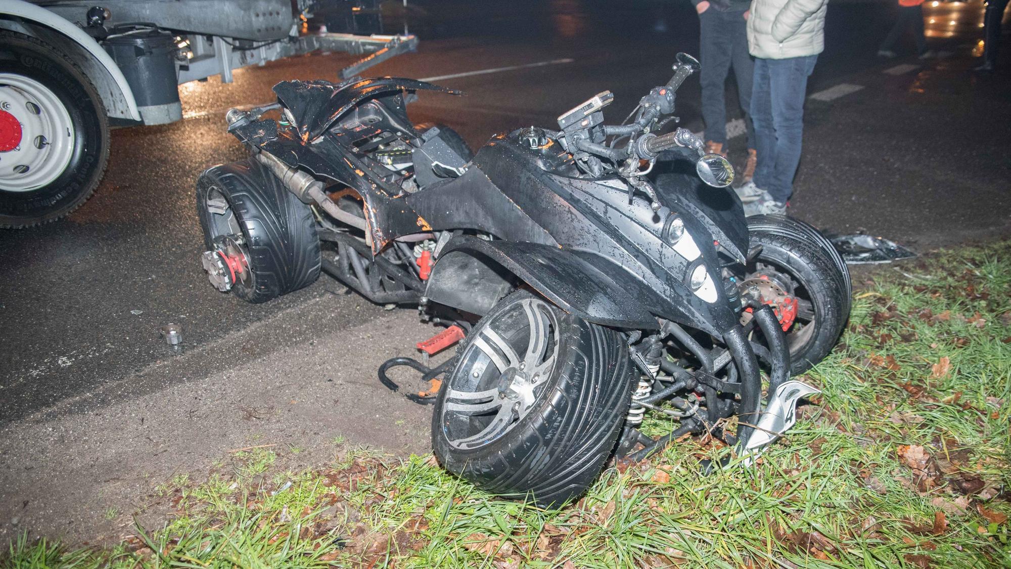 Ein zerstörtes Quad nach einem Unfall am Donnerstag, 2. Februar 2023, in Köln-Stammheim an der Kreuzung Höhenhauser Ring/Dünnwalder Kommunalweg.