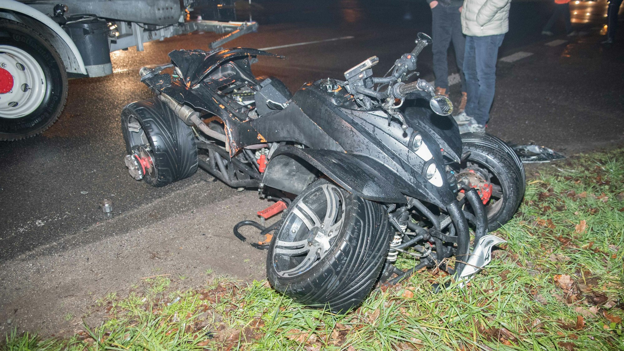 Ein zerstörtes Quad nach einem Unfall am Donnerstag, 2. Februar 2023, in Köln-Stammheim an der Kreuzung Höhenhauser Ring/Dünnwalder Kommunalweg.