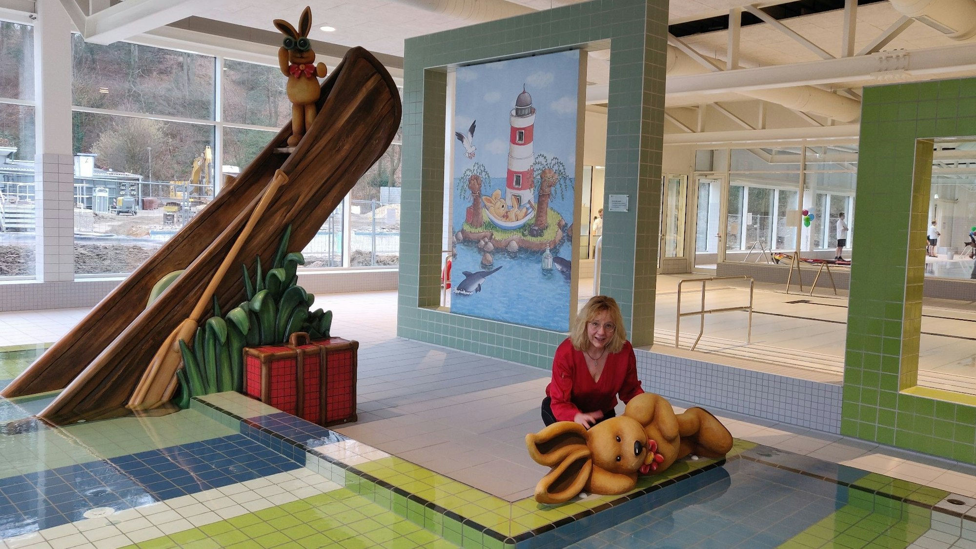 Kinderbuch-Autorin Annette Langen am Planschbecken, wo ihr Hase Felix die Kinder grüßt.