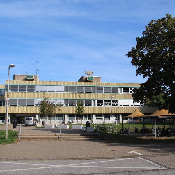Das Schulzentrum Cyriax in Overath von außen.