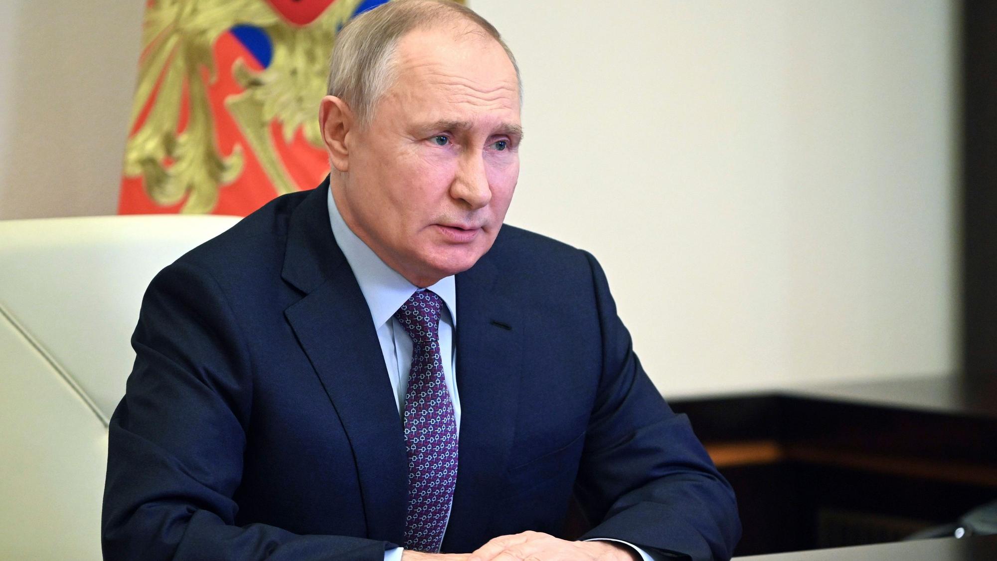 Russlands Präsident Wladimir Putin sitzt an einem Tisch während eines Treffens mit seinem Sicherheitsrat in Moskau.