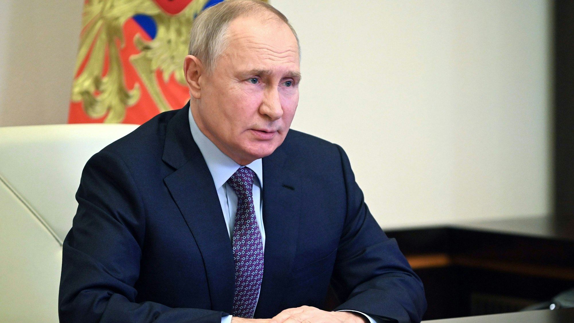 Russlands Präsident Wladimir Putin sitzt an einem Tisch während eines Treffens mit seinem Sicherheitsrat in Moskau.