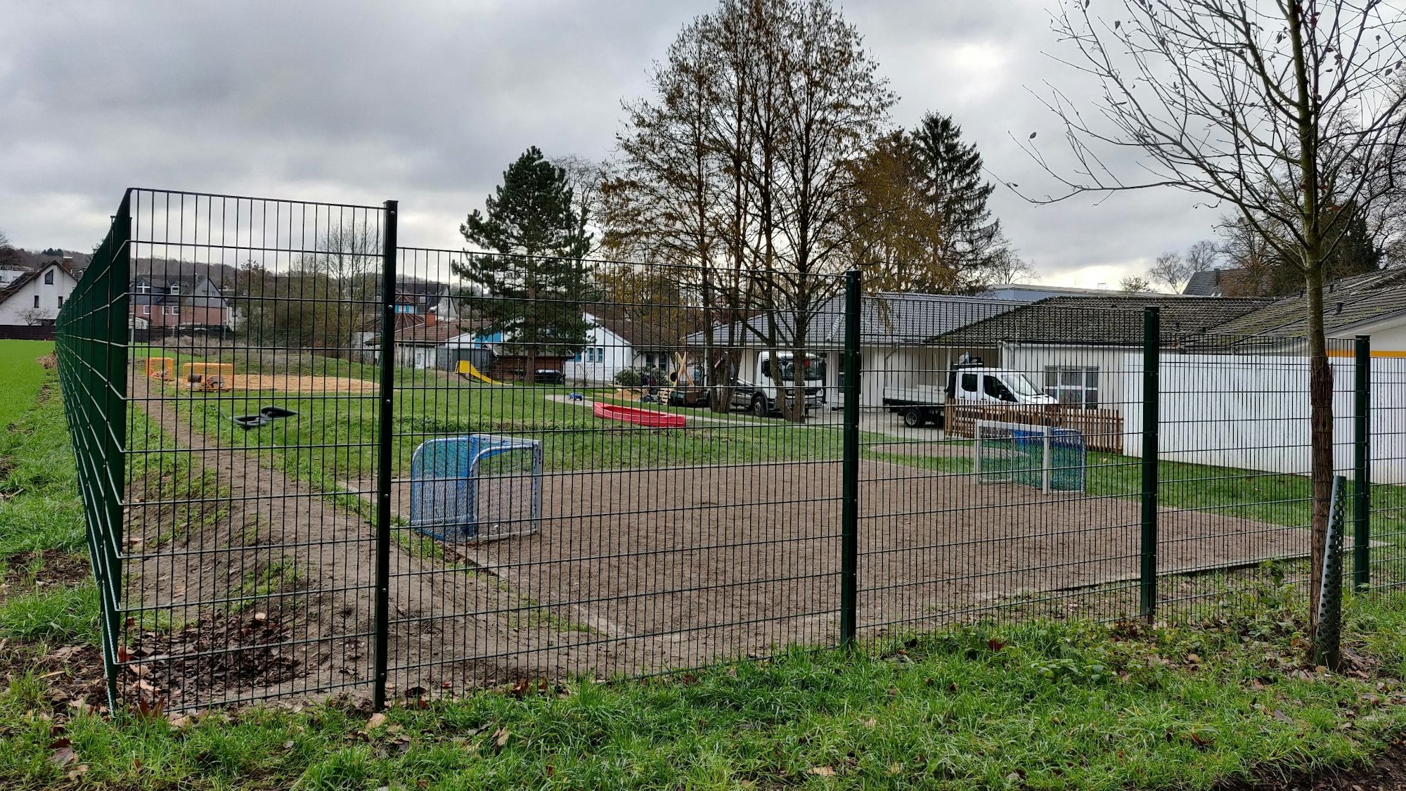 Kleine Bolzplätze der Kindertagesstätte Flohkiste auf dem eingezäunten Feld hinter ihrem Gebäude.