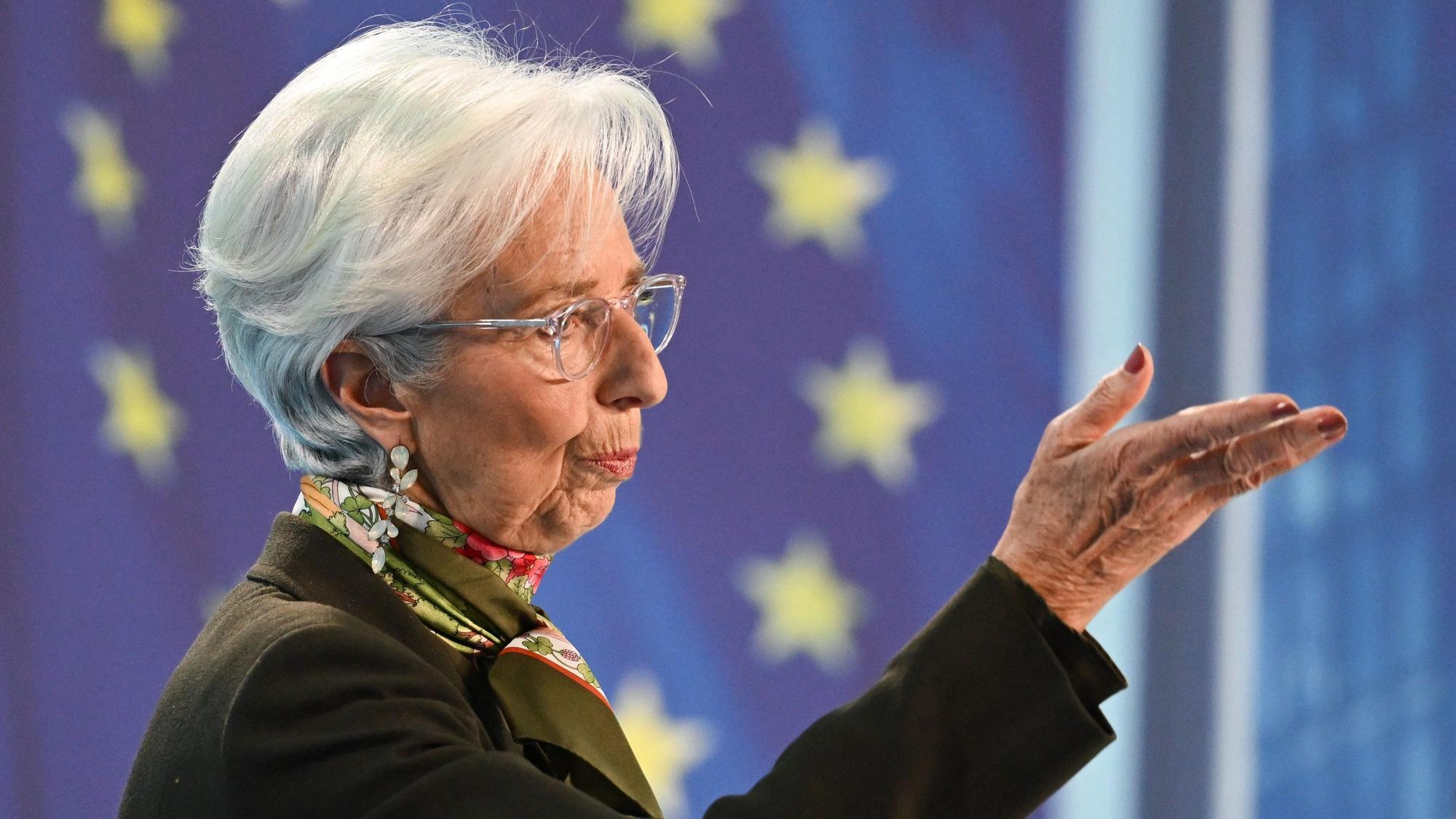 Christine Lagarde, Präsidentin der Europäischen Zentralbank (EZB), spricht während der Pressekonferenz in der EZB-Zentrale. Sie gestikuliert mit ihrer Hand. Hinter ihr sind die EU-Sterne.