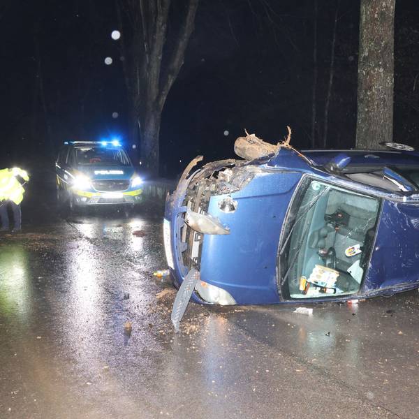 Der schwer beschädigte Ford liegt auf der linken Seite.