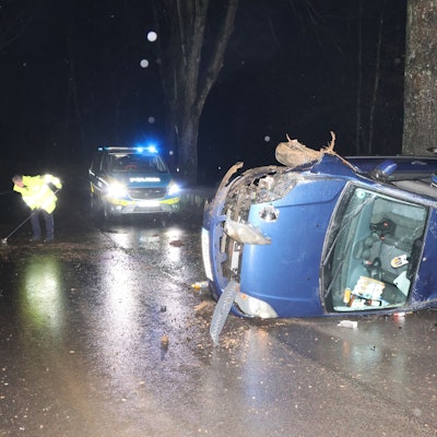 Der schwer beschädigte Ford liegt auf der linken Seite.