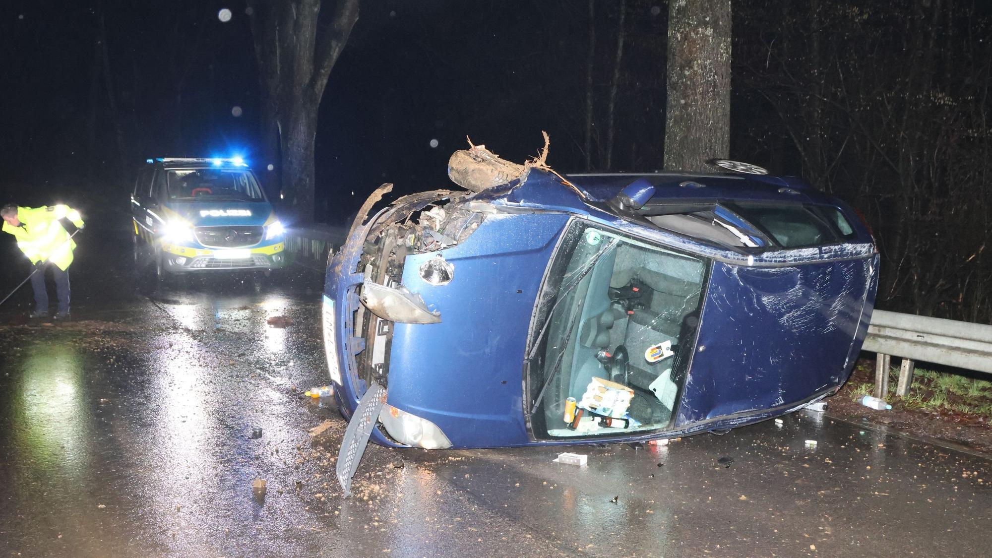 Der schwer beschädigte Ford liegt auf der linken Seite.