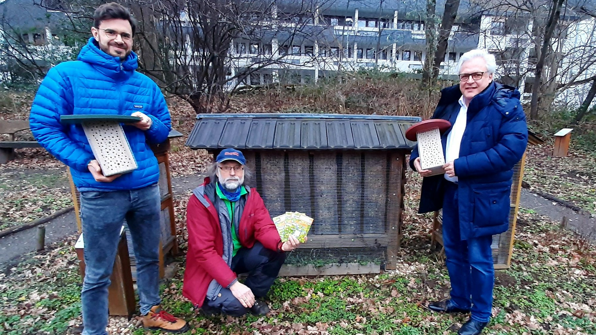 Lars Dietrich, Hans-Martin Kochanek, Marc Adomat mit Nistkästen vor Nistkästen.