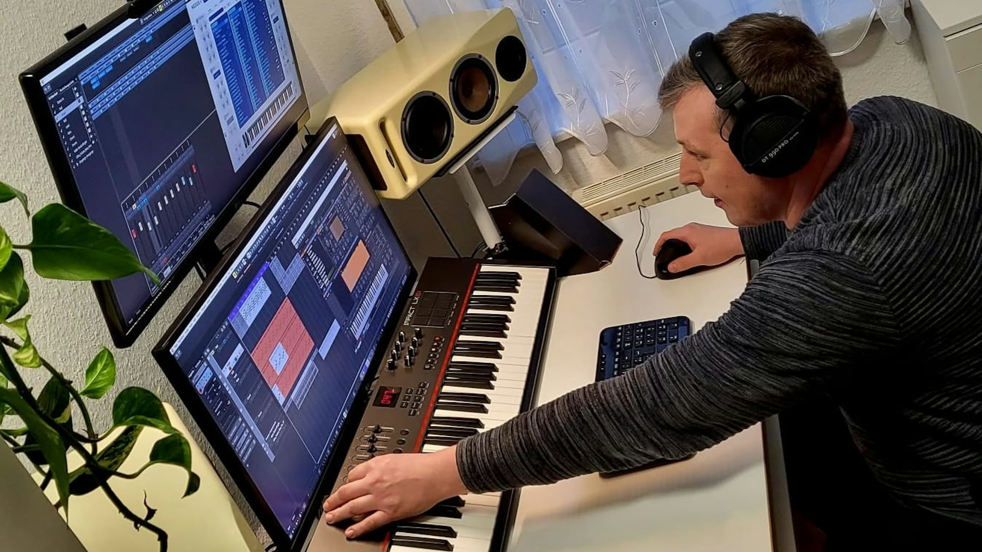 Der Roitzheimer Michael Pichler sitzt vor einem Keyboard samt Boxen und Bildschirmen und produziert ein neues Lied.
