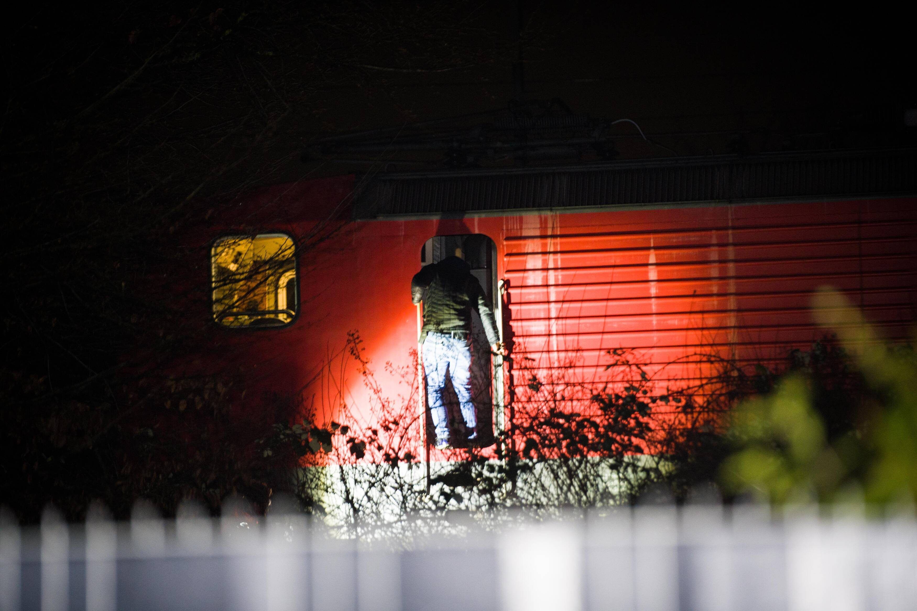 Eine Lock steht an der Unfallstelle.Bei dem Bahnunglück in Recklinghausen sind nach ersten Angaben des NRW-Innenministeriums zwei Kinder von einem Güterzug erfasst worden.