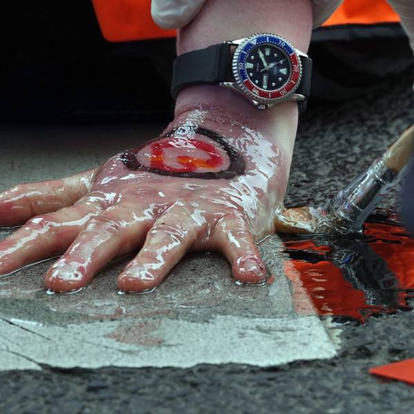 Polizisten lösen die festgeklebte Hand eines Aktivisten der Umweltgruppe «Letzte Generation» von der Fahrbahn.
