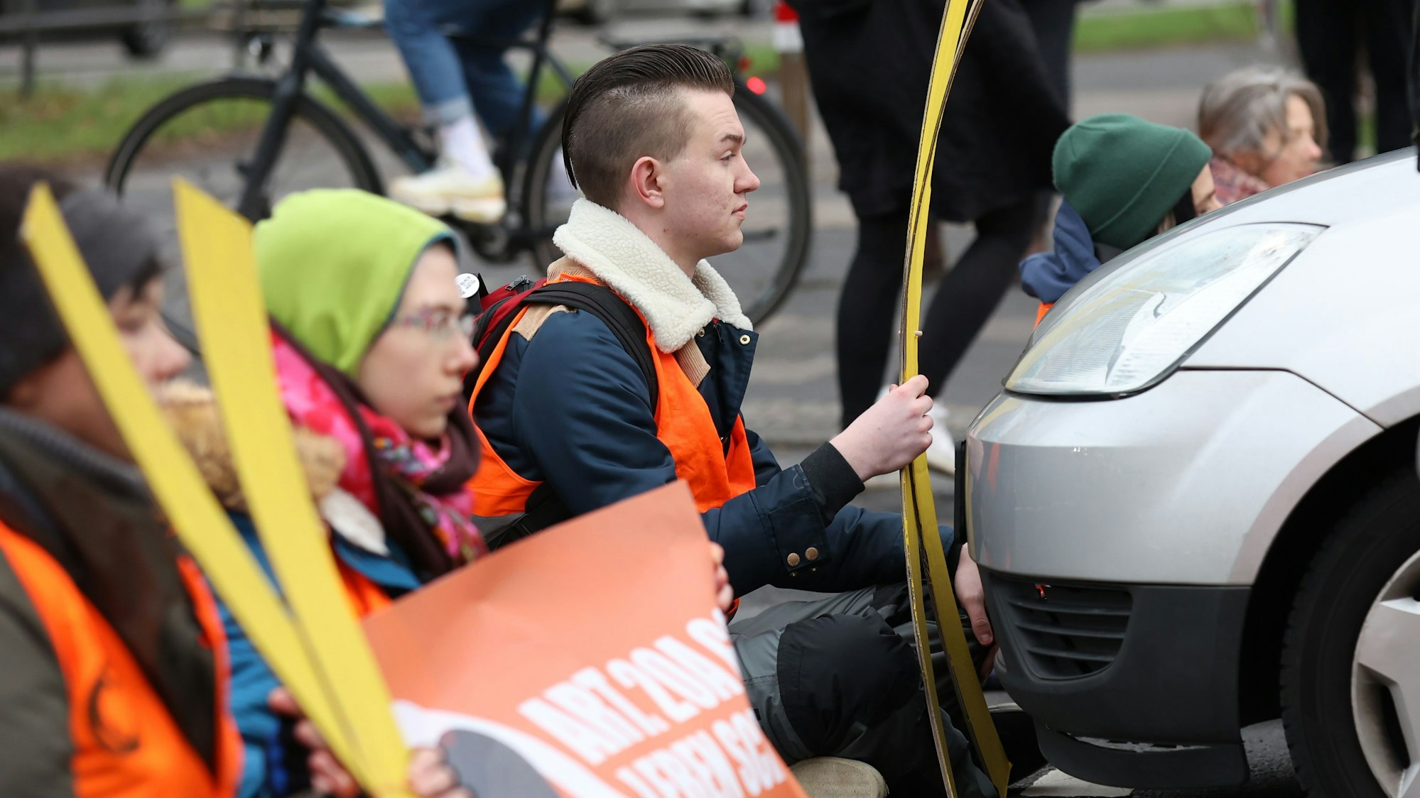 Klimakleber auf der Universitätsstraße/ Ecke Bachemer Straße