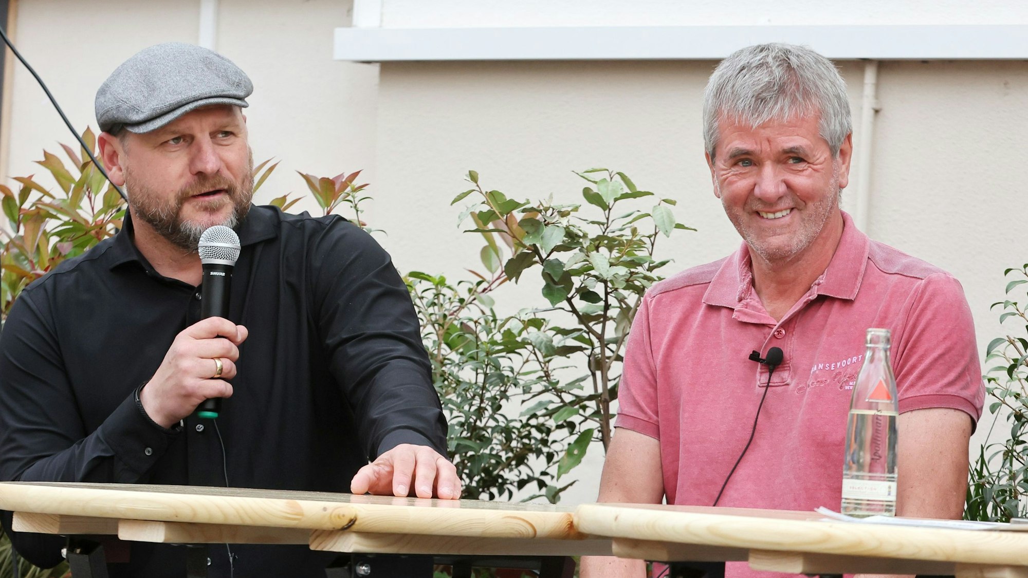 Friedhelm Funkel (r.) ist mit seinem FC-Nachfolger Steffen Baumgart zu Gast beim Talk „Loss mer schwade" im Haus Unkelbach in Köln.