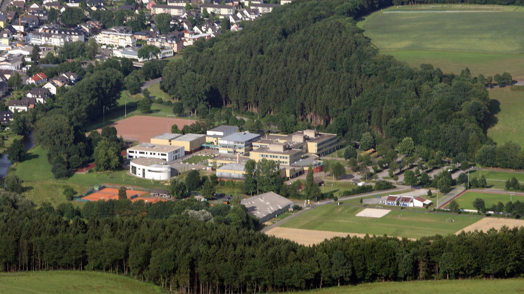 Das Schulzentrum Cyriax in Overath aus der Luft.