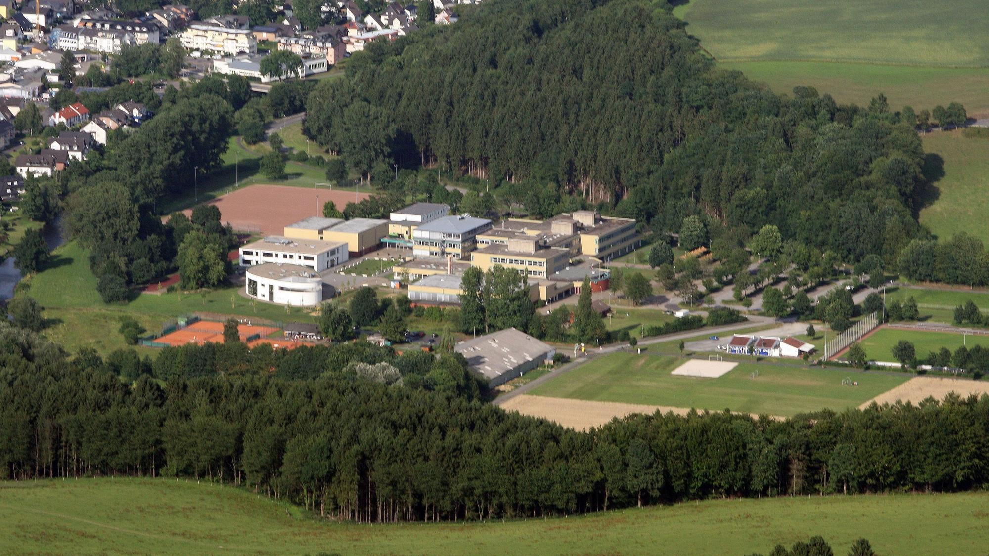 Zu sehen ist das Cyriax Schulzentrum in Overath aus der Vogelperspektive.