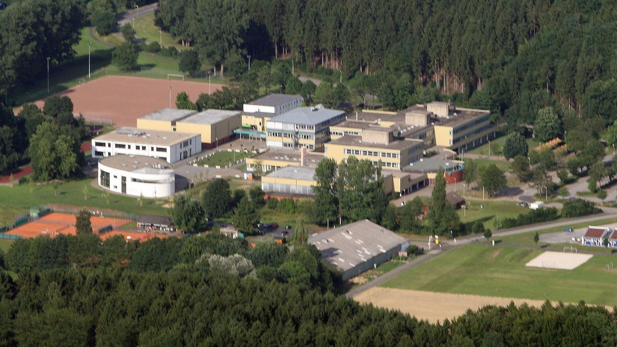Auf einem Luftbild ist das Schulzentrum Cyriax in Overath zu sehen.