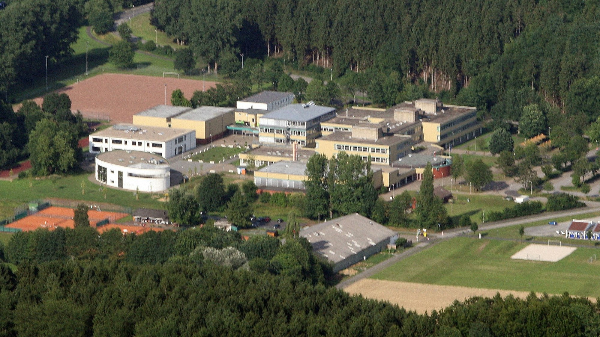 Auf einem Luftbild ist das Schulzentrum Cyriax in Overath zu sehen.
