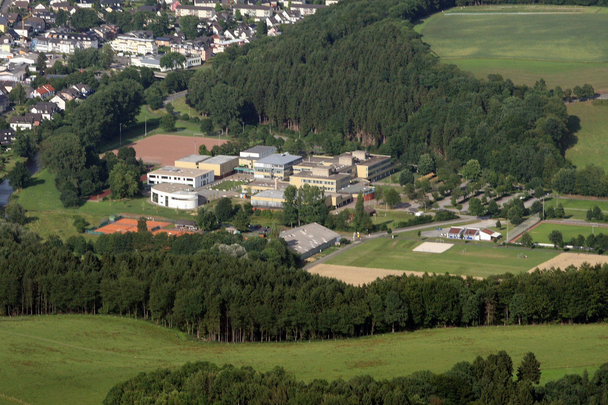 Das Schulzentrum Cyriax in Overath soll saniert werden. Luftbild des Schulzentrums Cyriax in Overath.