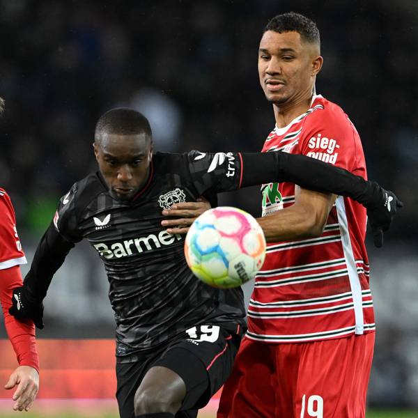 Moussa Diaby von Bayer 04 Leverkusen im Zweikampf mit zwei Spielern vom FC Augsburg.