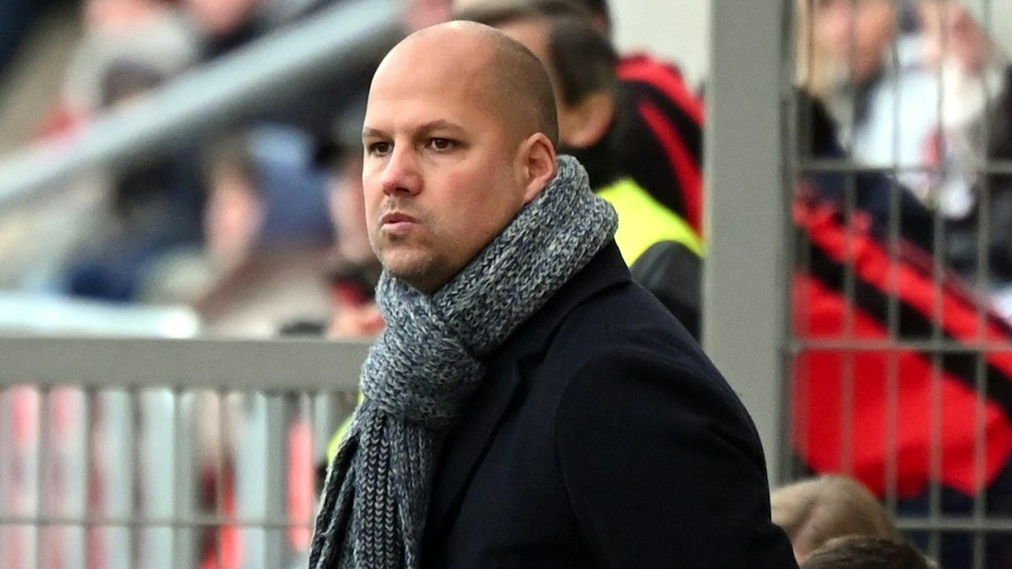 Porträt des Leverkusener Frauenfußballtrainers Robert de Pauw