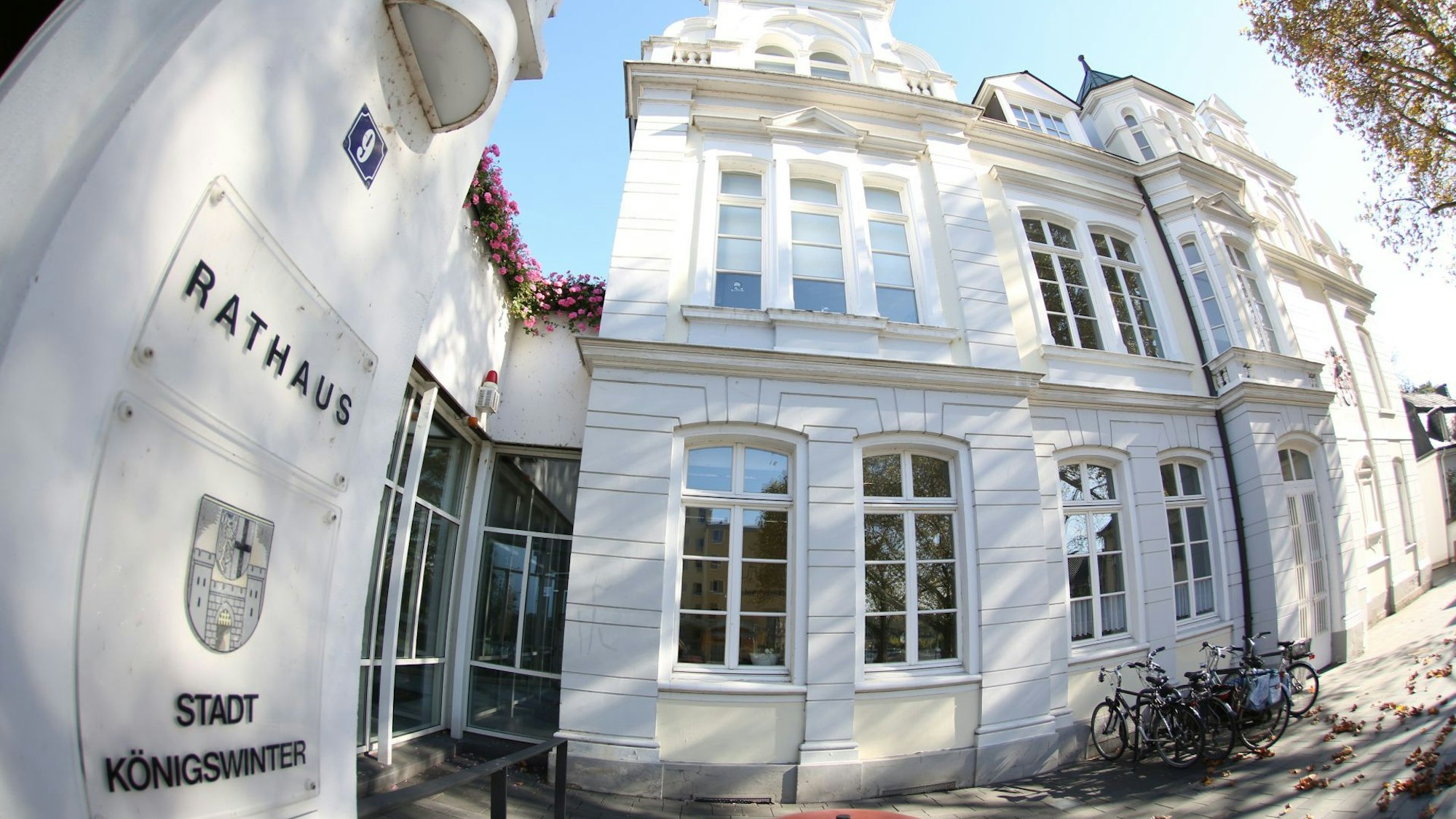 Der Schriftzug Rathaus und Stadt Königswinter mit dem Stadtwappen stehen auf einem Schild an der Fassade des Rathauses in der Altstadt..