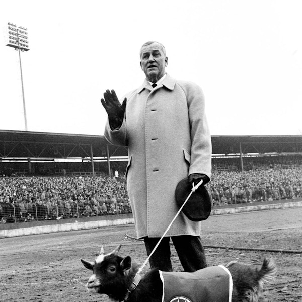 FC-Präsident Franz Kremer winkt im Jahr 1966 den Fans und hält einen Geißbock an der Leine.