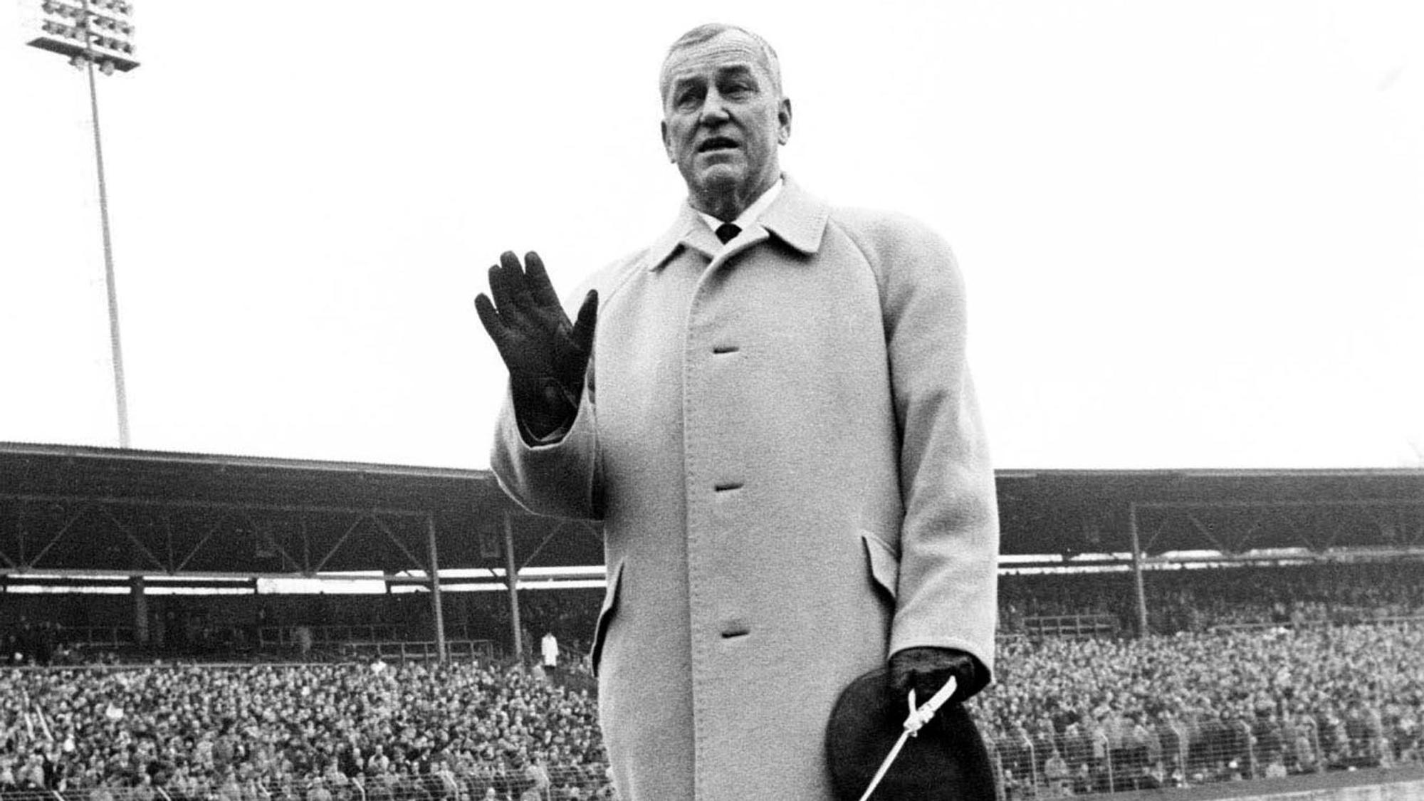 FC-Präsident Franz Kremer winkt im Jahr 1966 den Fans und hält einen Geißbock an der Leine.