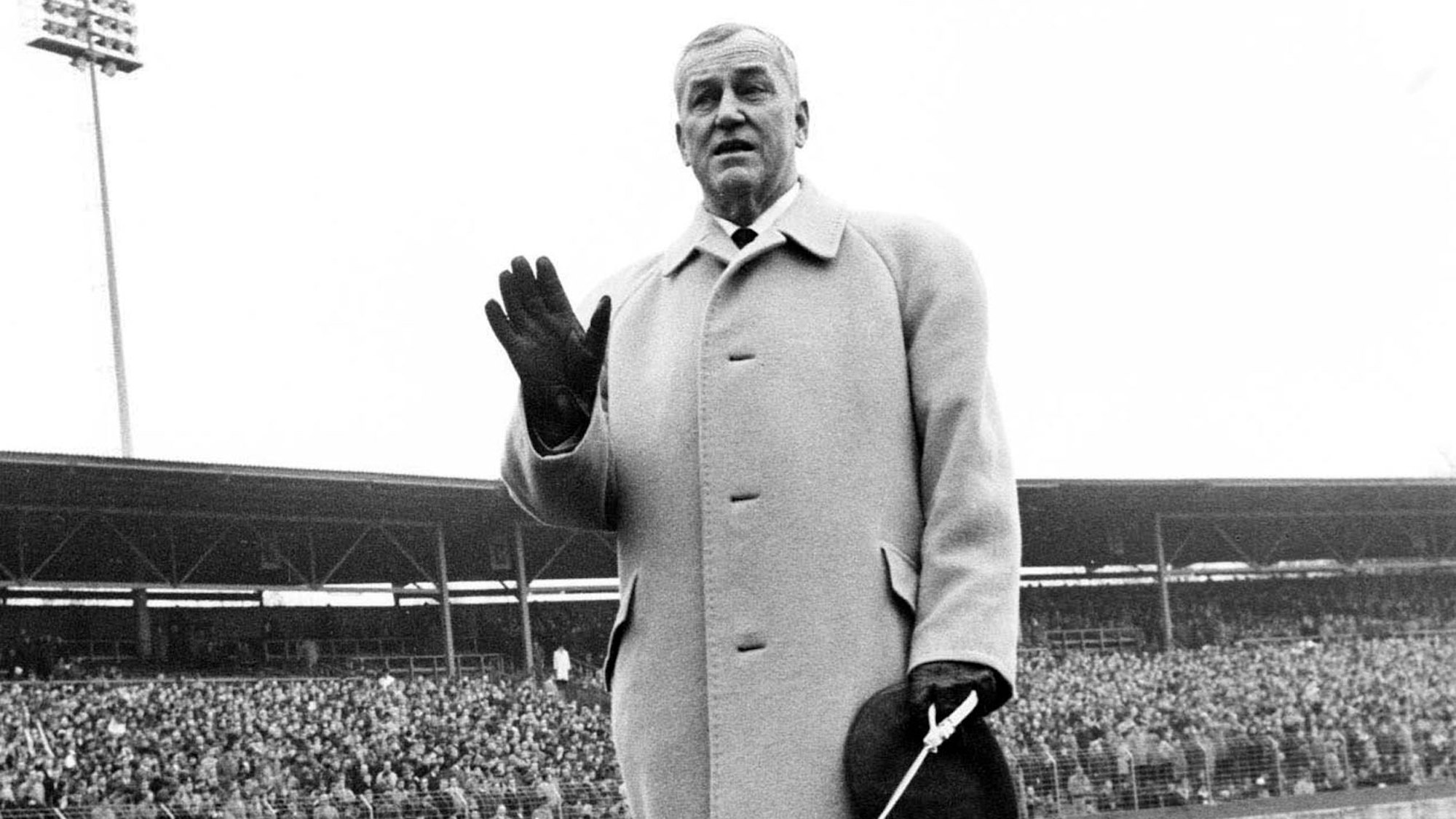 FC-Präsident Franz Kremer winkt im Jahr 1966 den Fans und hält einen Geißbock an der Leine.