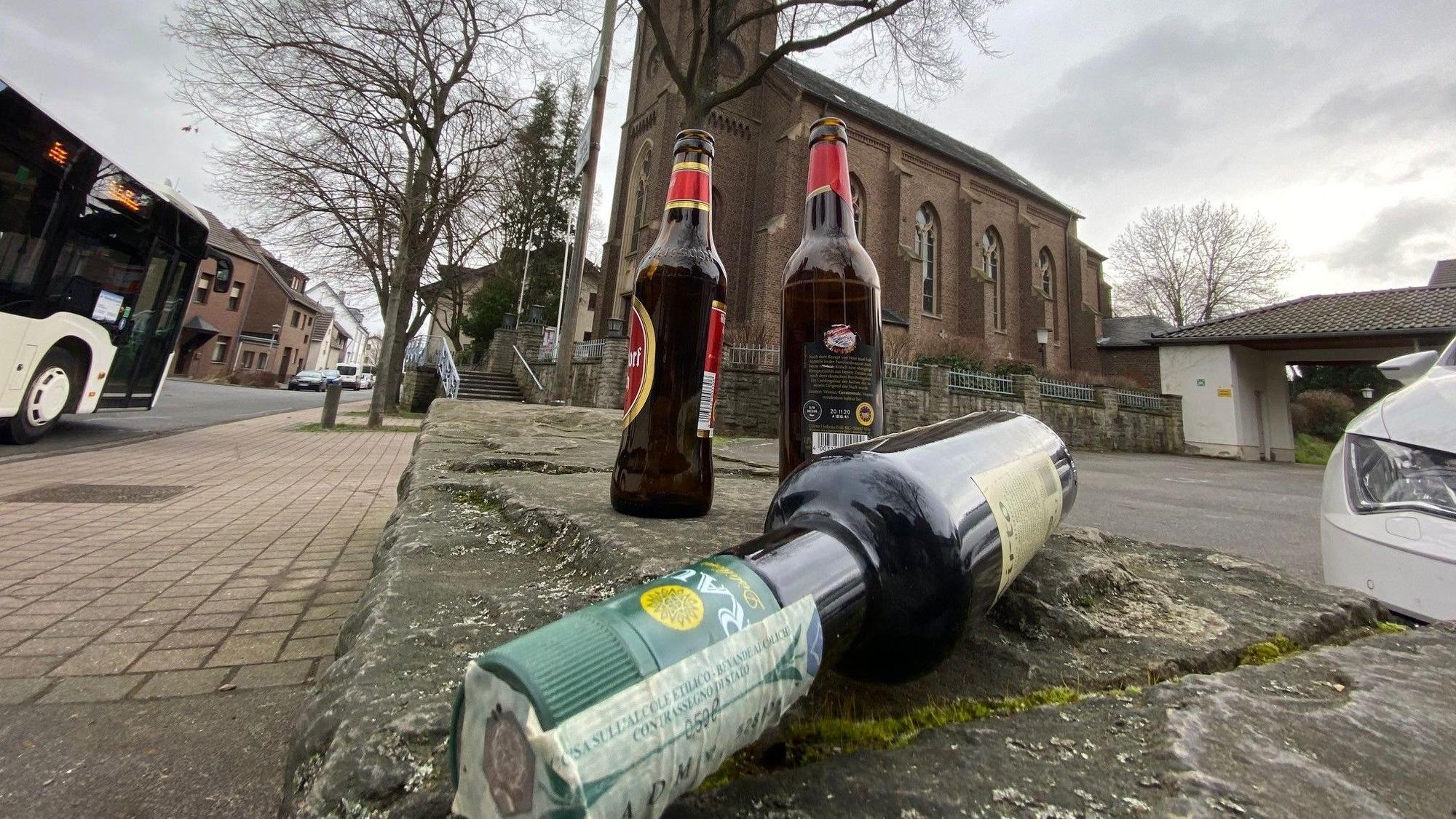 Vor der Kirche in Brühl-Schwadorf liegen Glasflaschen. Das Foto haben wir gestellt.