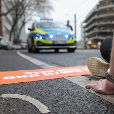 Klimakleber Klima-Aktivisten Köln Heumarkt 2023-01-06